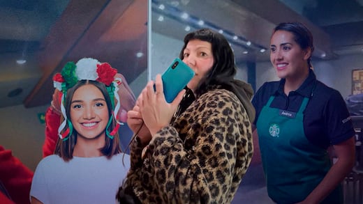 “Esto es México”: exhiben a estadounidense confrontando a barista de Starbucks por su diadema