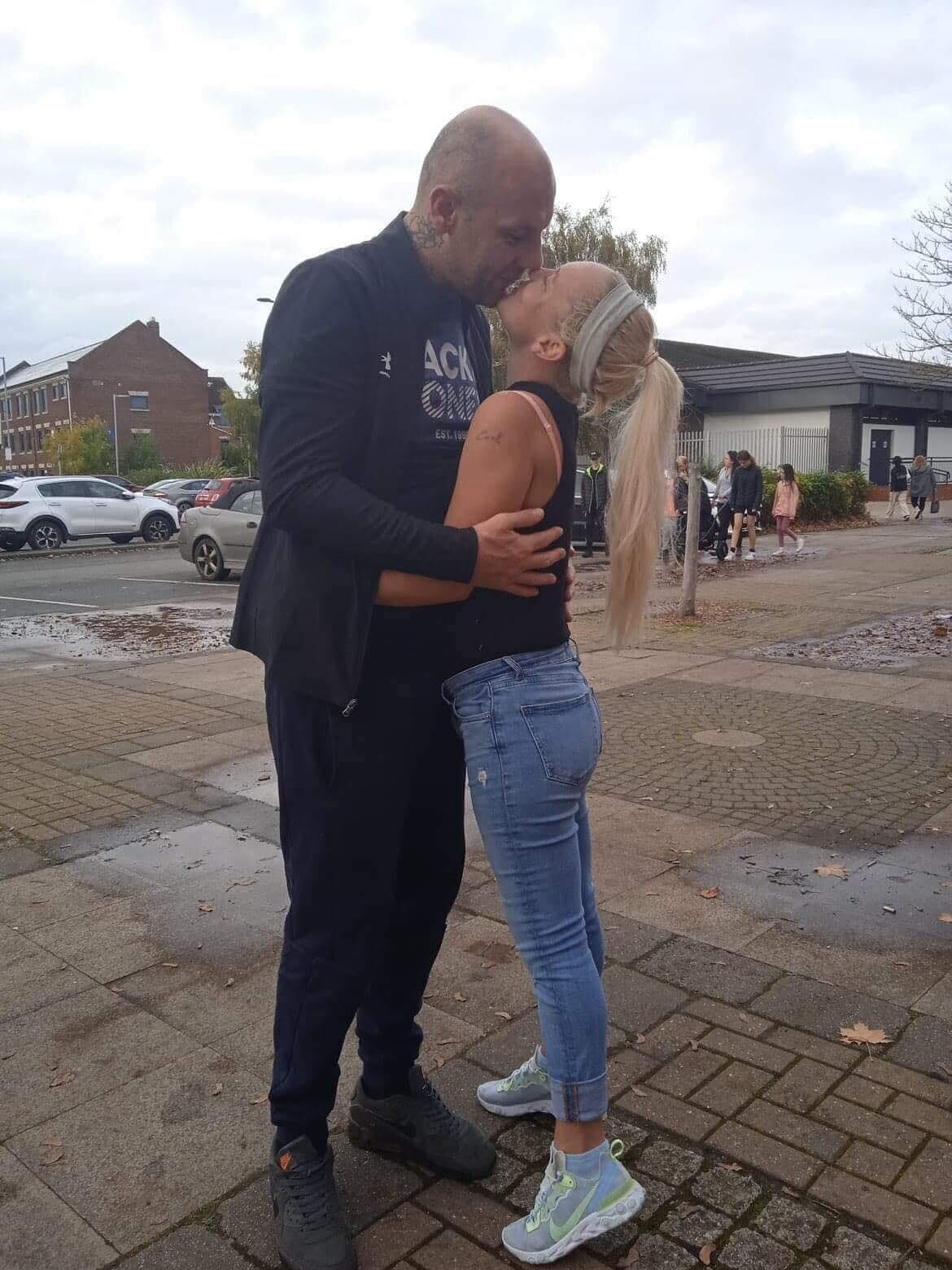 Jamie Boultbee y Kaylie Hursthouse, pareja que fue multada por tener sexo duro en hotel