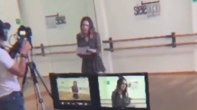 Belinda cantando canción de Shakira
