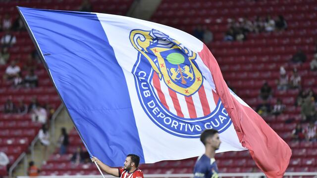 Bandera de Chivas en el Estadio Akron.