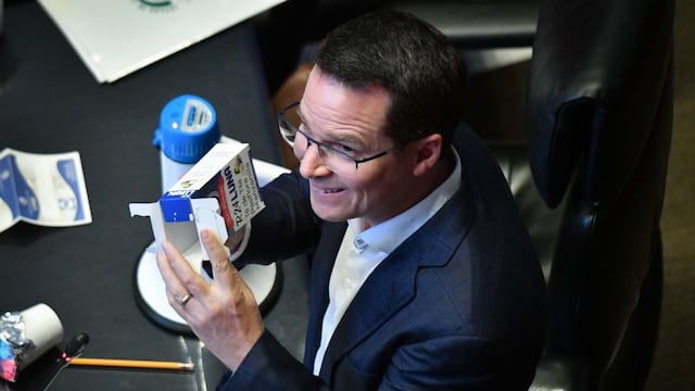 Ricardo Anaya, senador del PAN, acusó a Gerardo Fernández Noroña de dejar presuntamente vacía una caja de té de tila