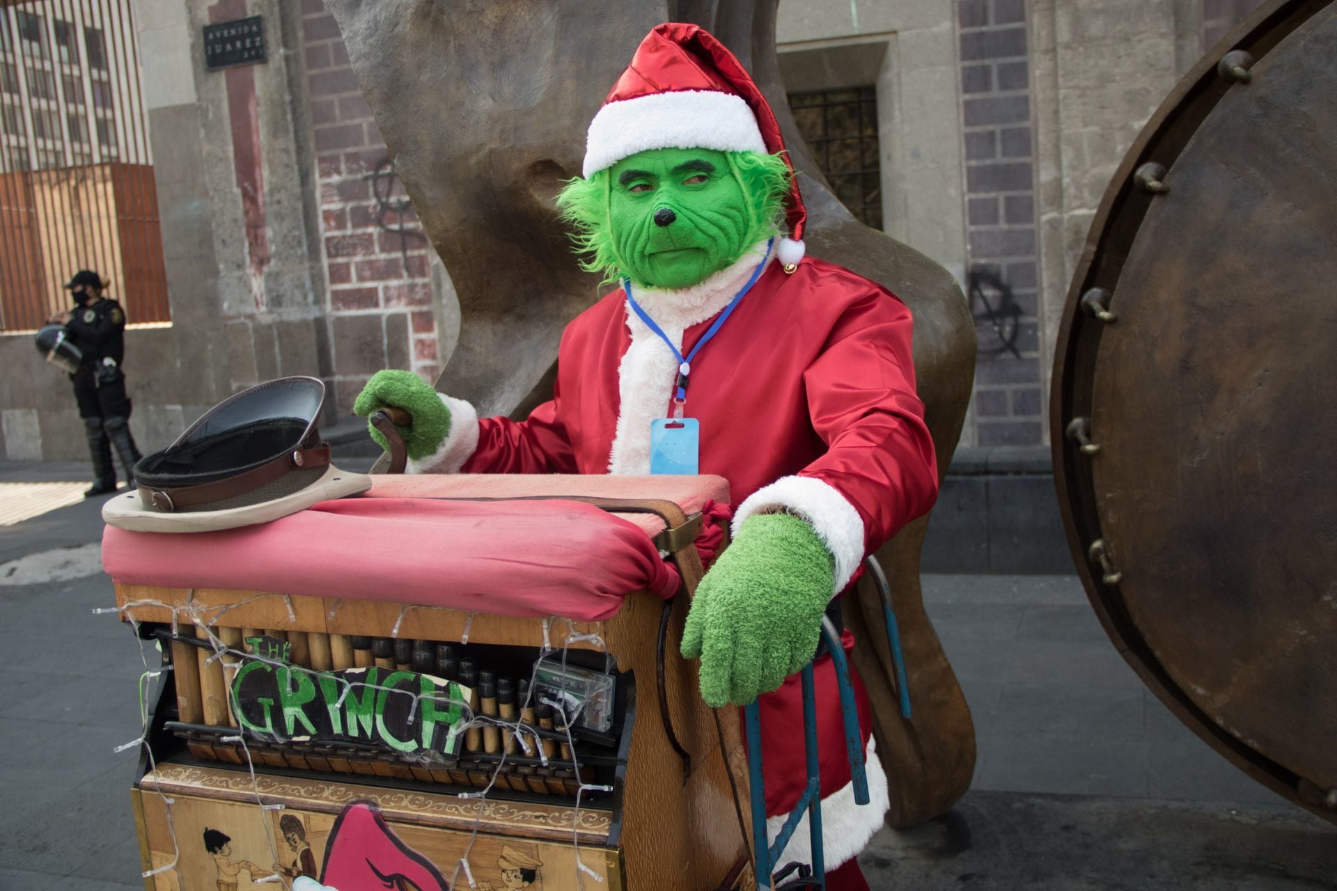 Organillero disfrazado de Grinch