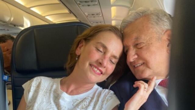 AMLO y su esposa Beatriz Gutiérrez Müller regresan a México