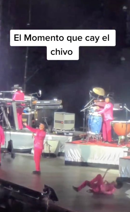 Eusebio Cortez "el Chivo" se cae en concierto de Los Bukis.