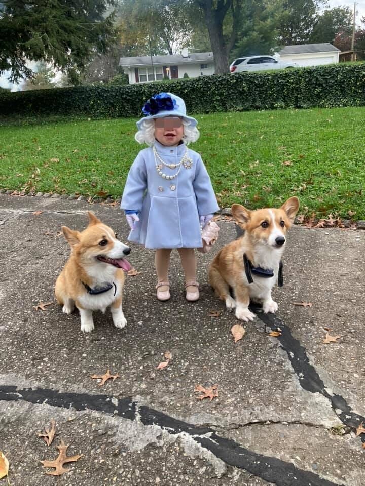 Niña disfrazada de la reina Isabel II