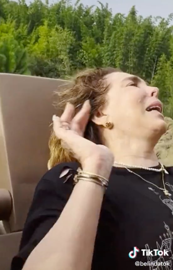 Belinda Schüll en pánico durante juego mecánico.