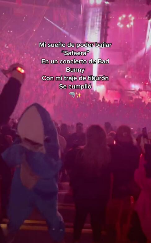 Joven vestido de tiburón en concierto de Bad Bunny