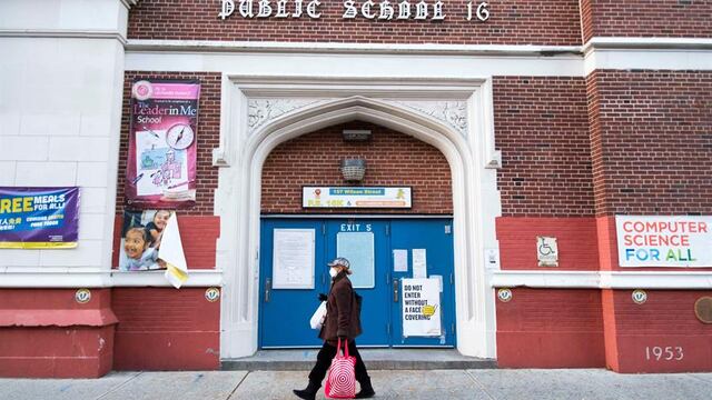 Mujer caminando por NY