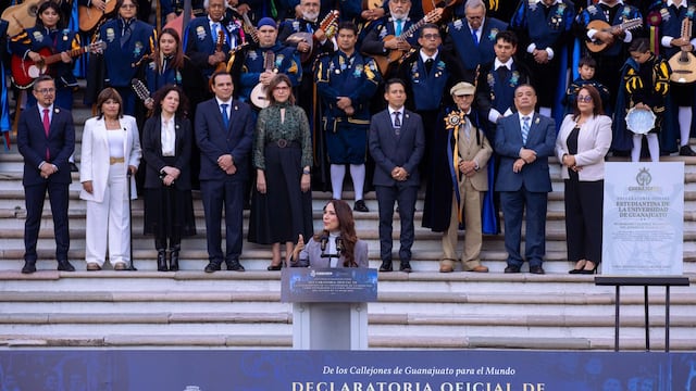 Estudiantina de la UG es ya Patrimonio Cultural Intangible: Libia Dennise firma decreto.