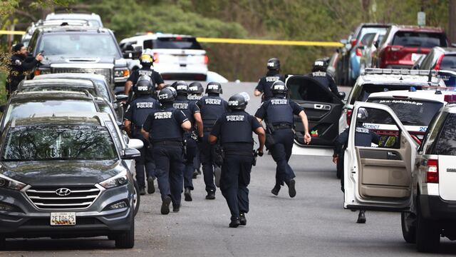 El Departamento de Policía de Uvalde reaccionando a tiroteo