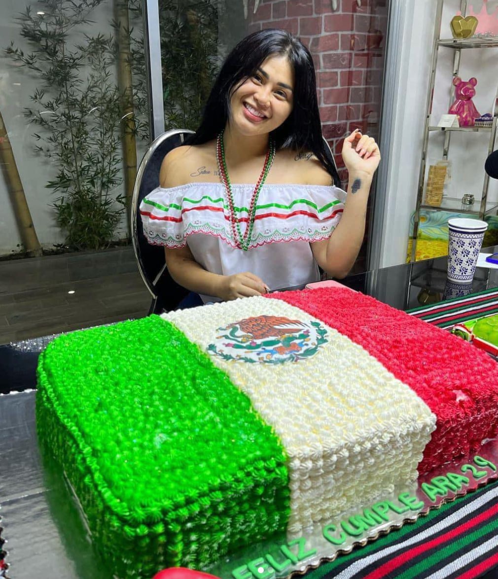 Gomita con su pastel de cumpleaños