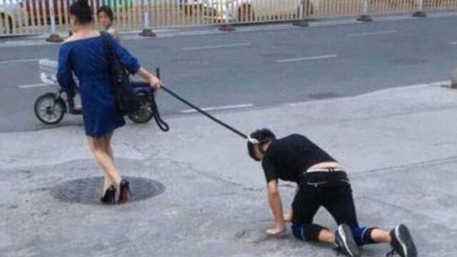 Pasea a su novio como perro.