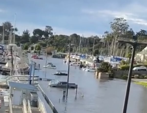 Olas de tsunami en Santa Cruz, California
