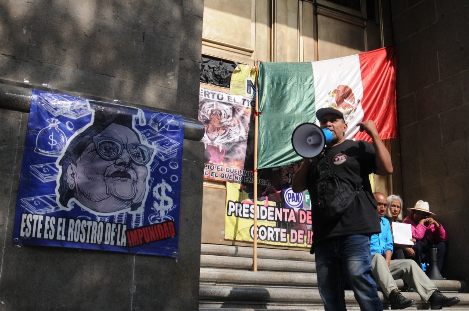 Simpatizantes de AMLO arman plantón para pedir la renuncia de la ministra Norma Piña