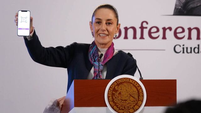 Claudia Sheinbaum, presidenta de México durante conferencia mostrando un código QR presente en la resolución de la jueza Nancy