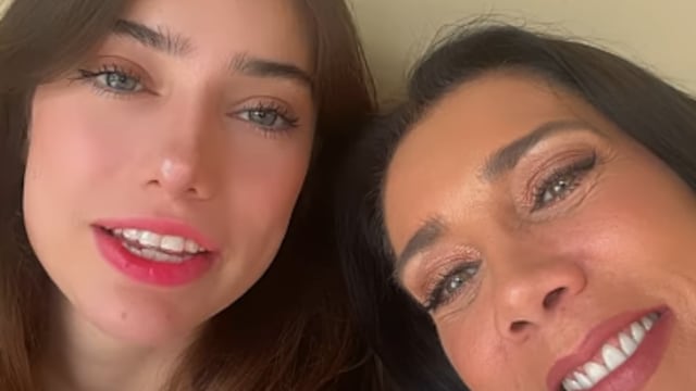 Cynthia Klitbo junto a su hija Elisa