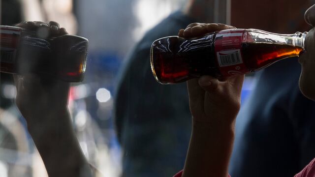¿IEPS no sirvió para reducir consumo de refresco en México? Esto piensan expertos de la UNAM