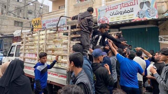 Un camión de distribución de ayuda en una calle de Rafah.
