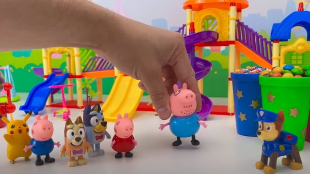 Peppa Pig y Bluey diversión en los toboganes con Paw Patrol