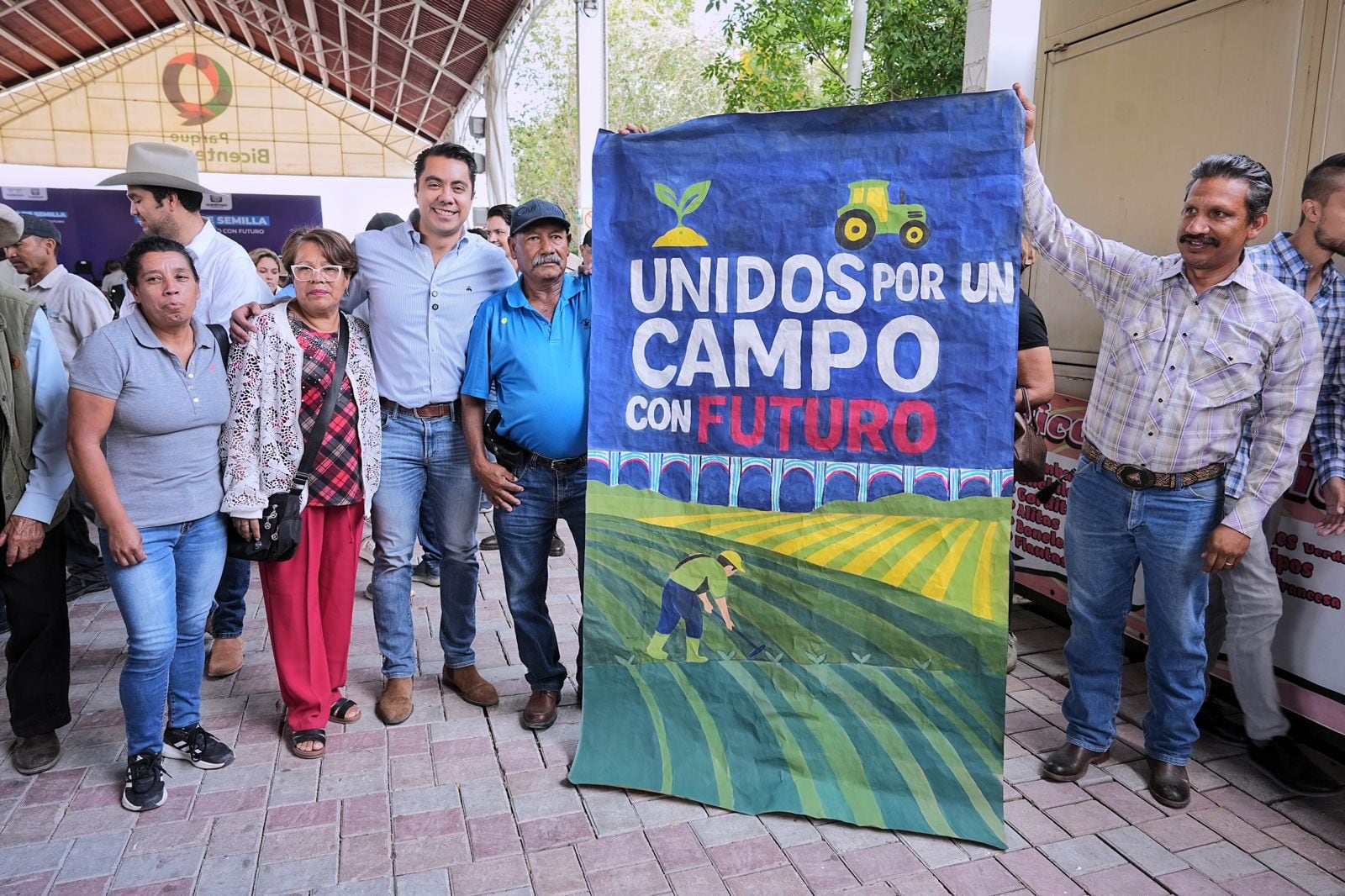 Felifer Macías encabeza entrega de semillas a productores