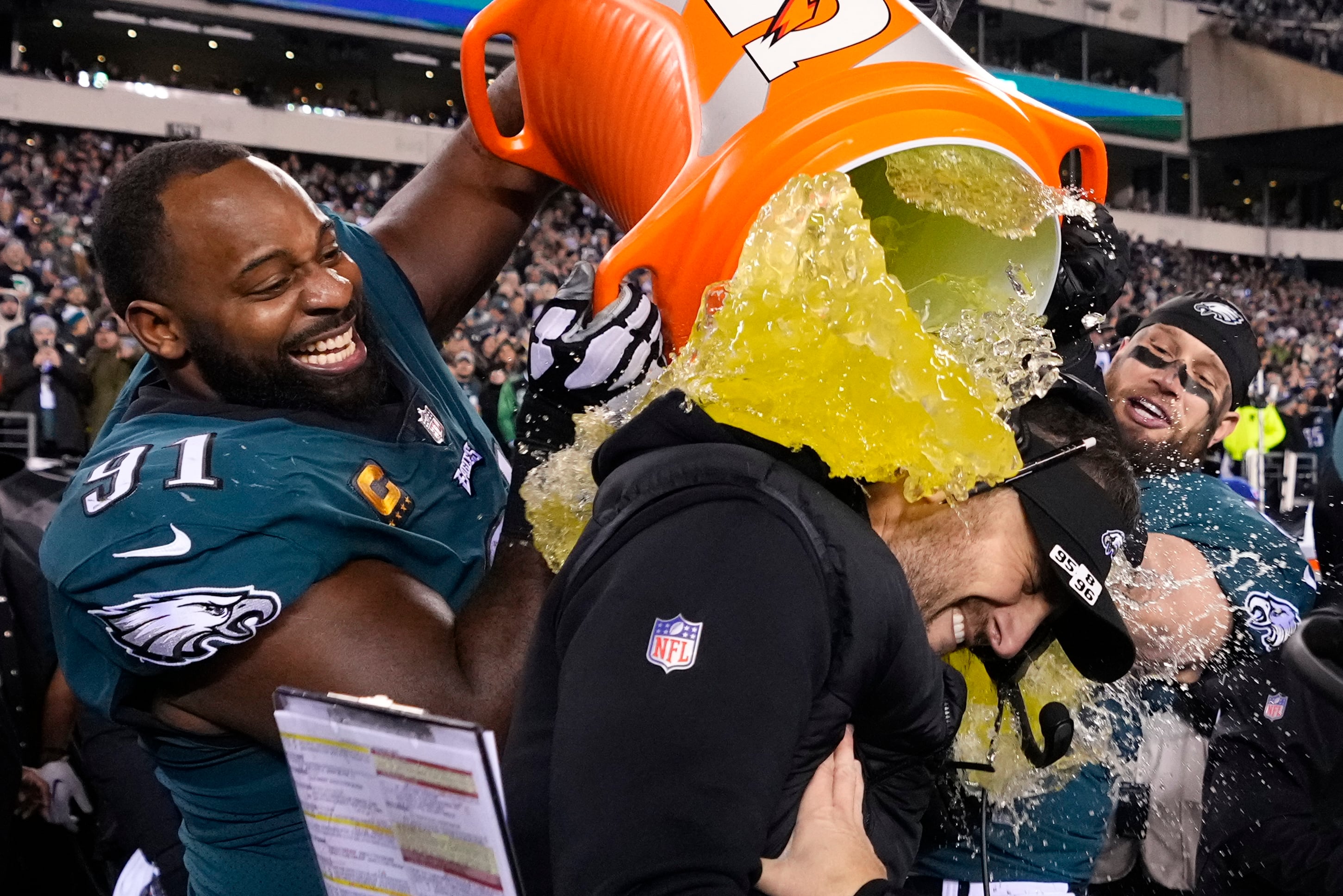 Bañan a entrenador de Eagles de Filadelfia