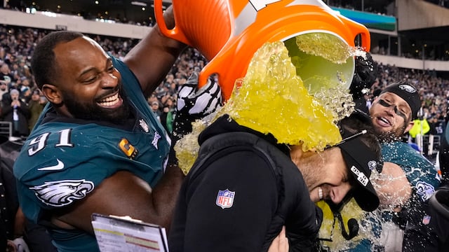 Bañan a entrenador de Eagles de Filadelfia