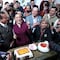 Cumpleaños de Claudia Sheinbaum: Así partió su pastel en la conferencia mañanera; felicitaciones de políticos y más
