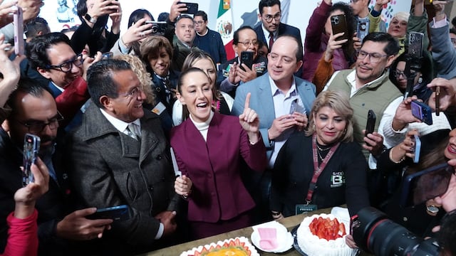 Claudia Sheinbaum celebra su cumpleaños con pastel tras conferencia mañanera