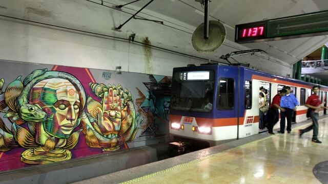 Convoy del Metrorrey entra a una estación del sistema.