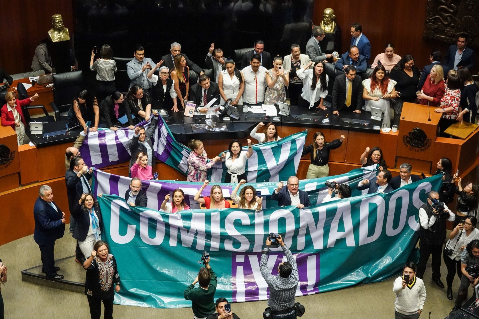 Toma de tribuna en la Cámara de Senadores