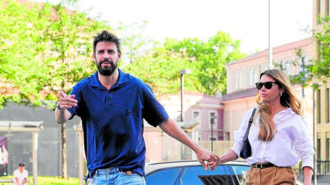Clara Chía y Gerard Piqué fueron captados juntos tras el viaje fugaz del futbolista para ver a sus hijos