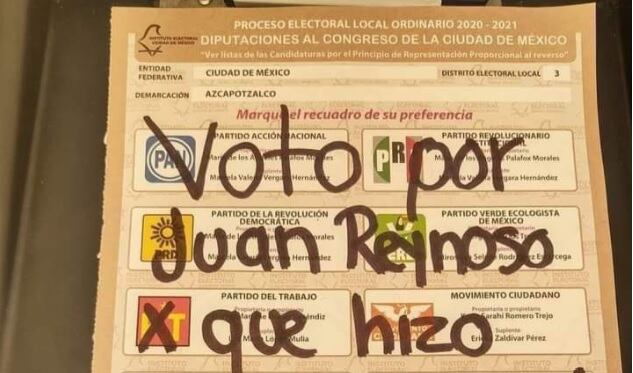 Fan vota por Juan Reynoso