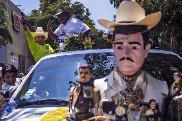 La imagen de Jesús Malverd recorre las calles sobre una camioneta mientras sus fieles le siguen en procesión colgándole cadenas de oro y relicarios.