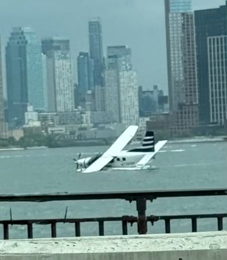 Avión cae al East River de Nueva York con 10 pasajeros a bordo