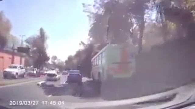 Momento en que el sujeto salta del vehículo para ponerse a salvo.