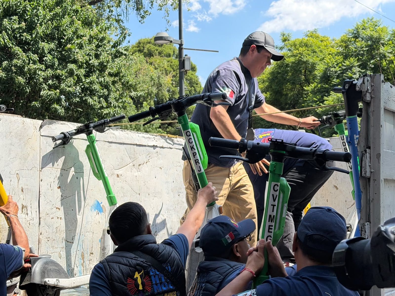 Alessandra Rojo retira scooters de banquetas en Cuauhtémoc.
