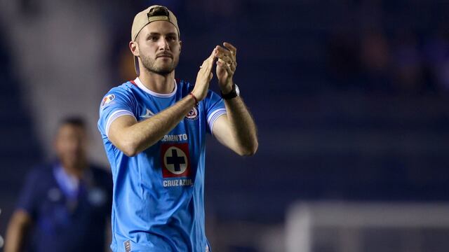 El jugador del equipo Feyenoord, Santiago Giménez asistió como invitado especial al partido de fútbol Cruz Azul vs Mazatlán FC