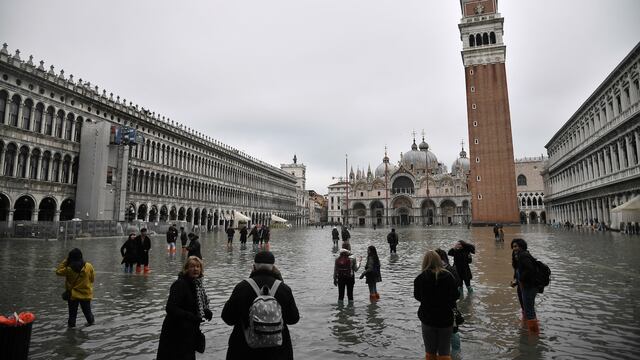La emblemática Plaza de San Marcos luce inundada debido a una marea alta