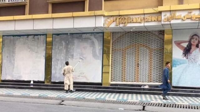 Cubren publicidad de vestidos de novia en Kabul, Afganistán