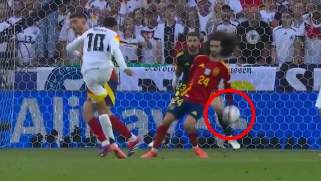 Mano de Cucurella en el Alemania vs España