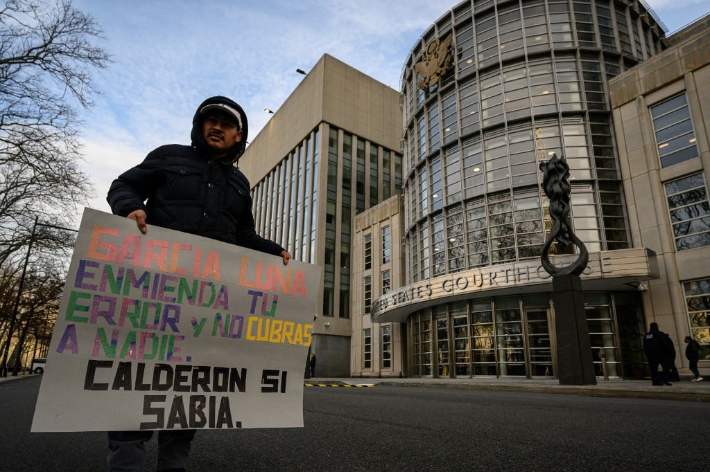 Protesta contra Genaro García Luna en la corte de Brooklyn, Nueva York