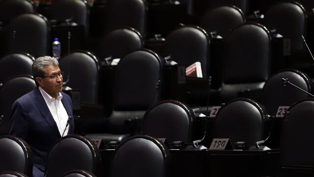 Ricardo Monreal, diputado de Morena, camina por el salón de sesiones de la Cámara de Diputados