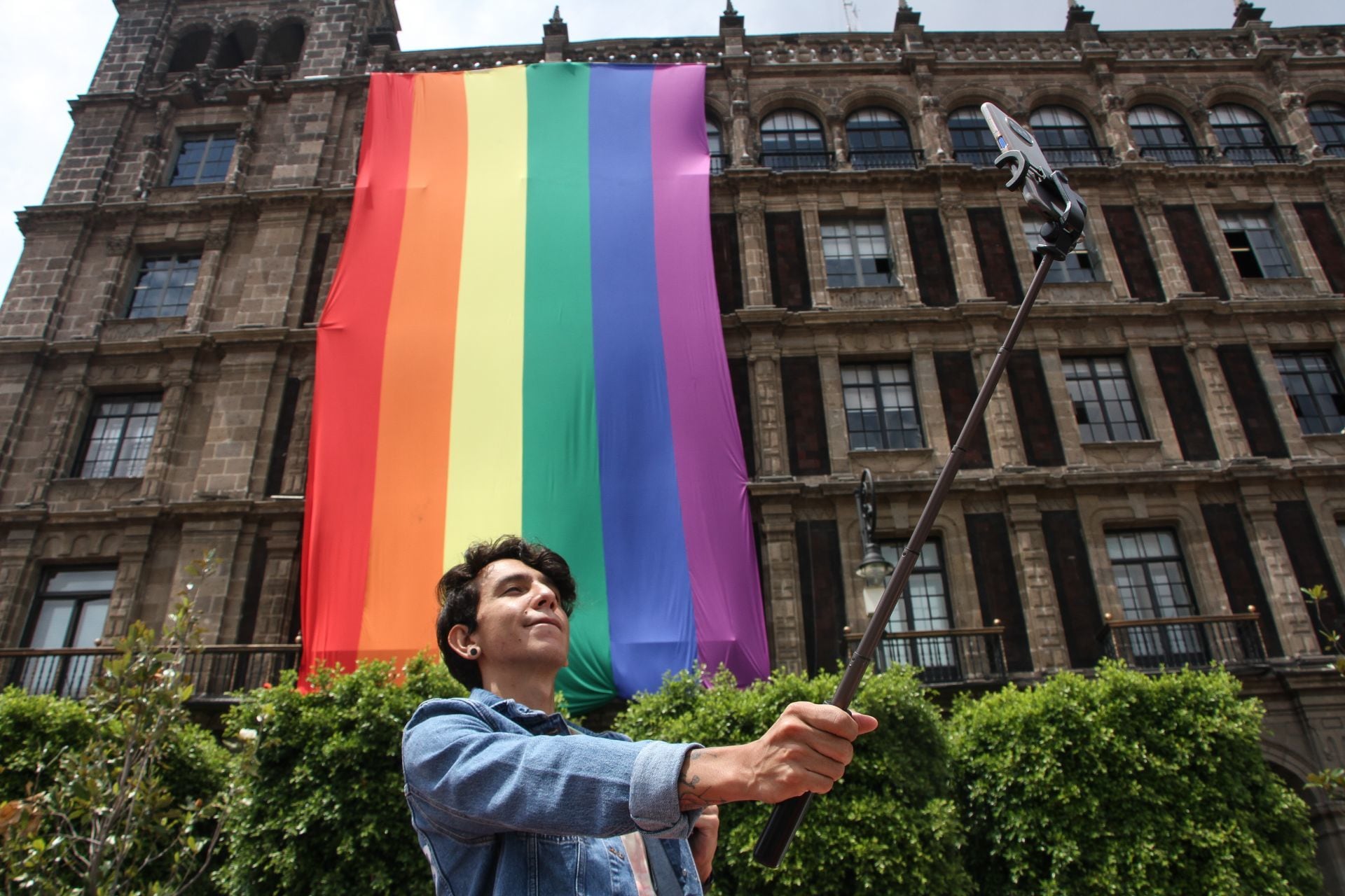 Se retratan con banderas LGBT