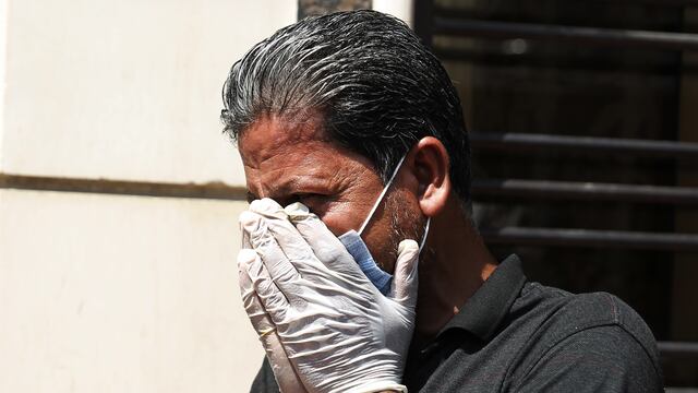 Hombre con cubrebocas.