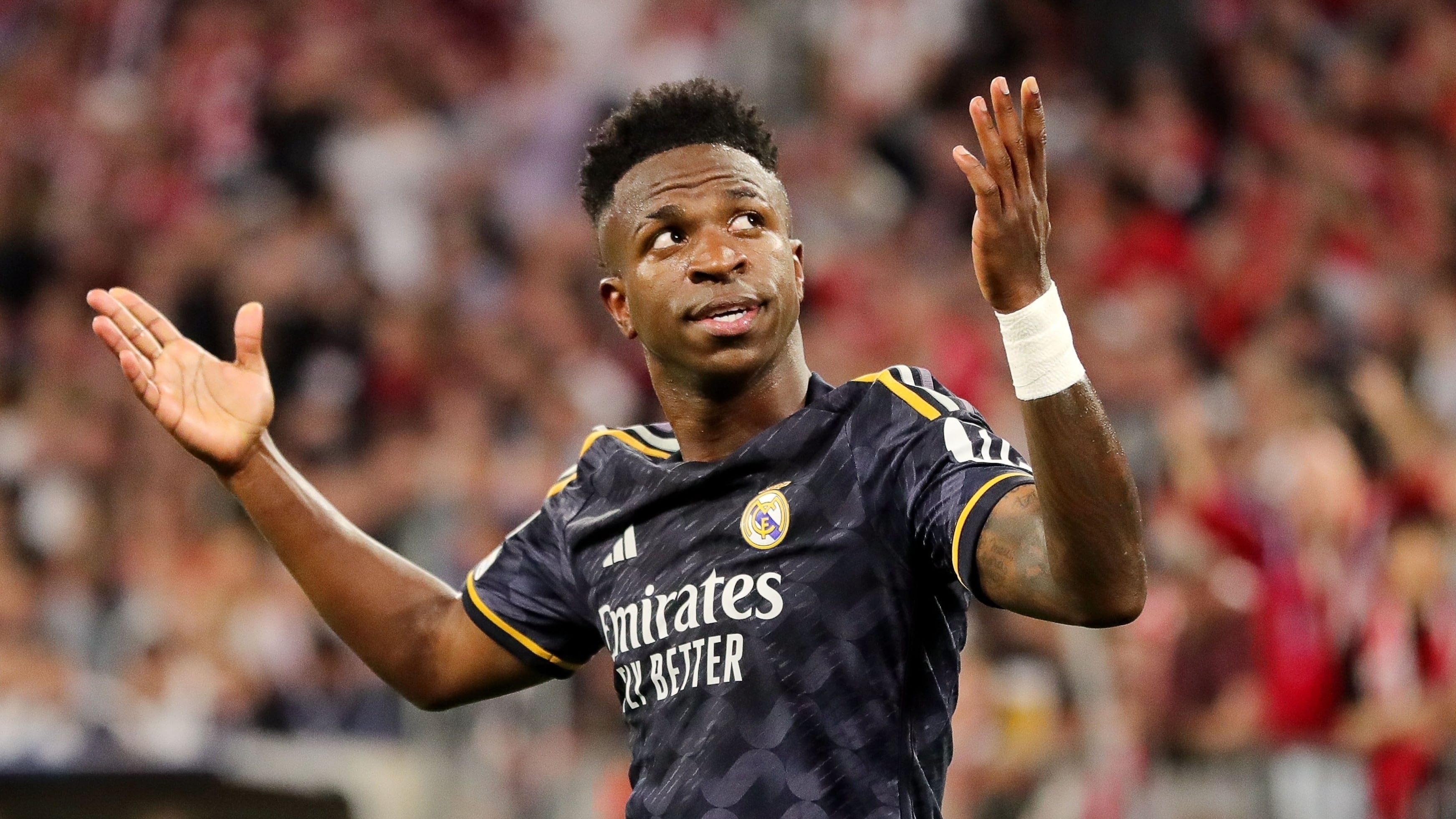 Fanático recibe multa económica por insultar a Vinícius Jr