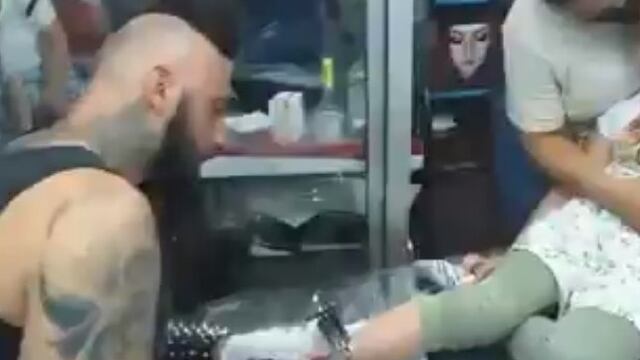 Tatuador, niña y su madre