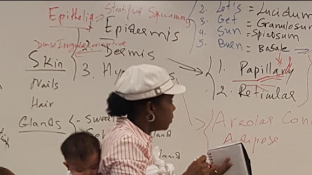 Maestra carga a bebé