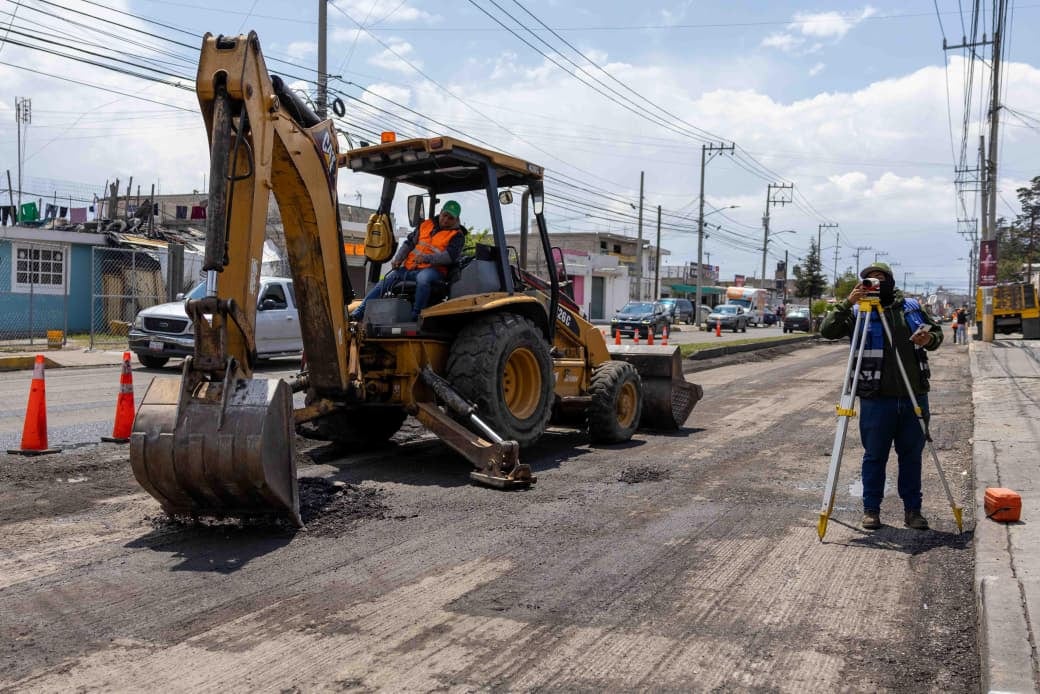 Toluca rehabilita avenida Lombardo Toledano con nueva carpeta asfáltica para mejorar movilidad y seguridad vial.