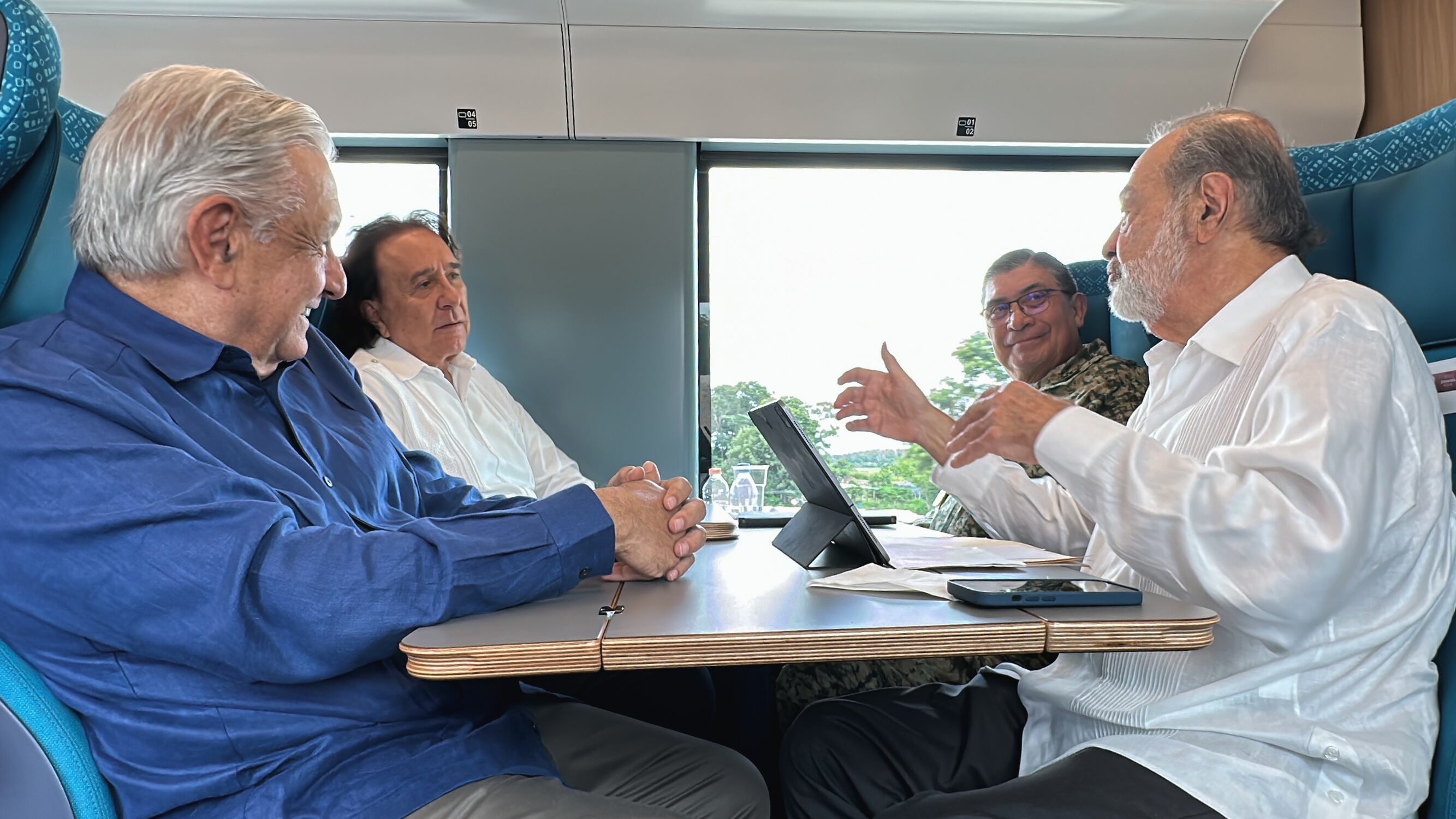 AMLO y Carlos Slim viajan en Tren Maya
