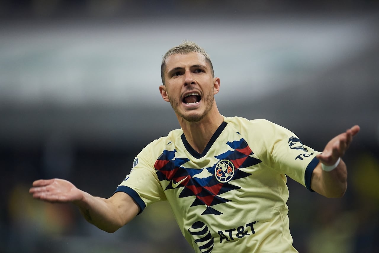 Guido Rodríguez en un partido con América